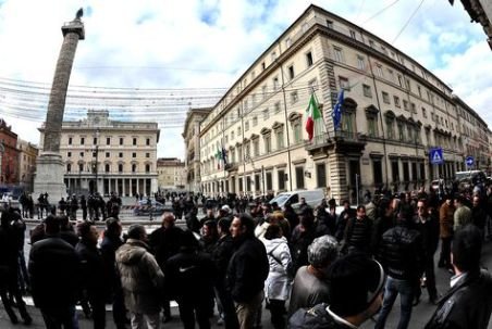 Roma: Trei proteste într-o zi, zeci de mii de manifestanţi adunaţi împotriva guvernului condus de Mario Monti