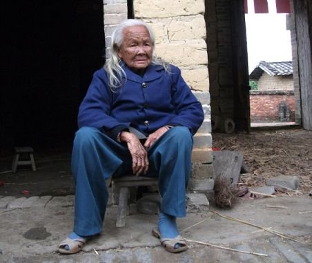 China: Femeie crezută decedată, găsită gătind după ce a stat şase zile în coşciug
