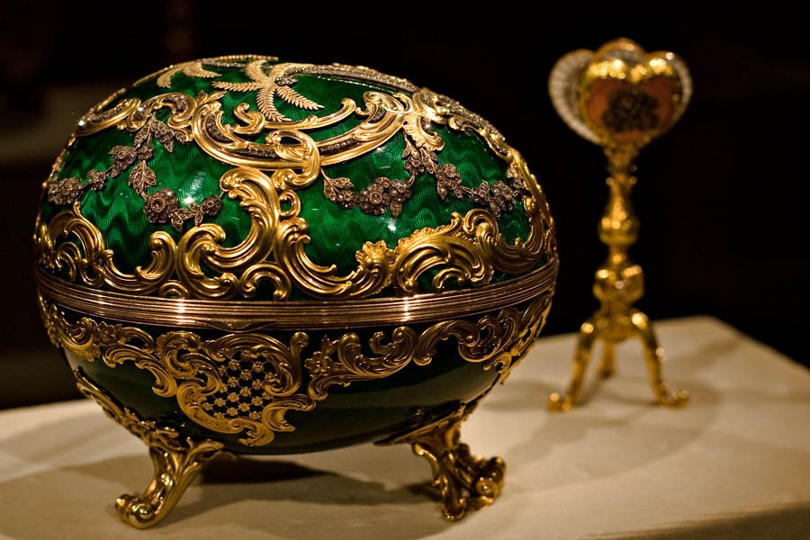 Un ou Faberge încrustat cu diamante şi rubine - piesa de rezistenţă a jubileului de diamant a reginei Marii Britanii