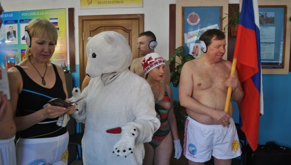 Vot în costum de baie. Mai mulţi înotători ruşi s-au dus la secţiile de vot în costum de baie