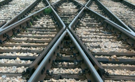 CFR închiriază liniile de cale ferată, la pachet cu angajaţii: Va organiza o licitaţie la Bursa de Mărfuri