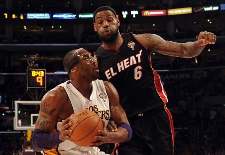 LeBron James şi Miami Heat se înclină în faţa lui Kobe Bryant şi Los Angeles Lakers