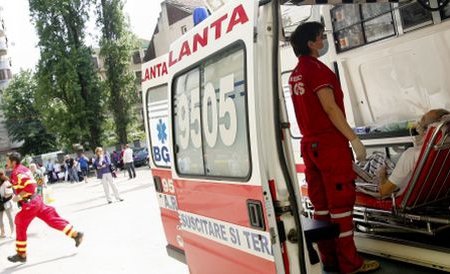 Buzău: Un şofer neatent a intrat în plin cu maşina într-o ambulanţă