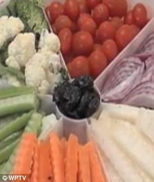 Frumuseţea ei păstrează secretul pe care îl doreşte orice femeie. Ea deţine cheia timpului, iar bărbaţii sunt fascinaţi de asta 134935