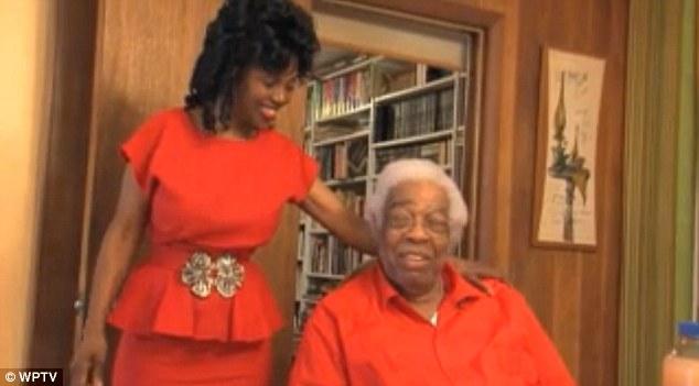 Frumuseţea ei păstrează secretul pe care îl doreşte orice femeie. Ea deţine cheia timpului, iar bărbaţii sunt fascinaţi de asta 134936