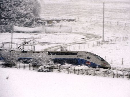 Ninsorile abundente au blocat traficul feroviar în Franţa: Peste 3.500 de persoane, blocate în TGV-uri