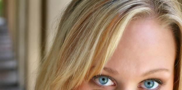 Nu te poţi uita la chipul ei mai mult de 5 secunde. Secretul ei te va HIPNOTIZA 134812