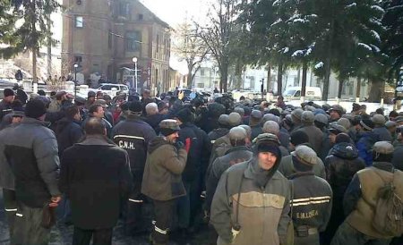 Petroşani. Minerii care au protestat în faţa sediului CNH ameninţă că vin în Capitală