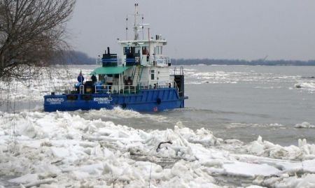 Podurile de gheaţă de pe Dunăre au provocat distrugeri colosale şi ameninţă în continuare zeci de ambarcaţiuni