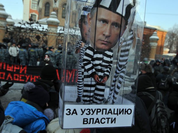 &quot;Putin e un HOŢ!&quot; Protestatarii au ieşit în stradă pentru a-şi striga nemulţumirea în faţa alegerii lui Putin. 200 de manifestanţi, arestaţi