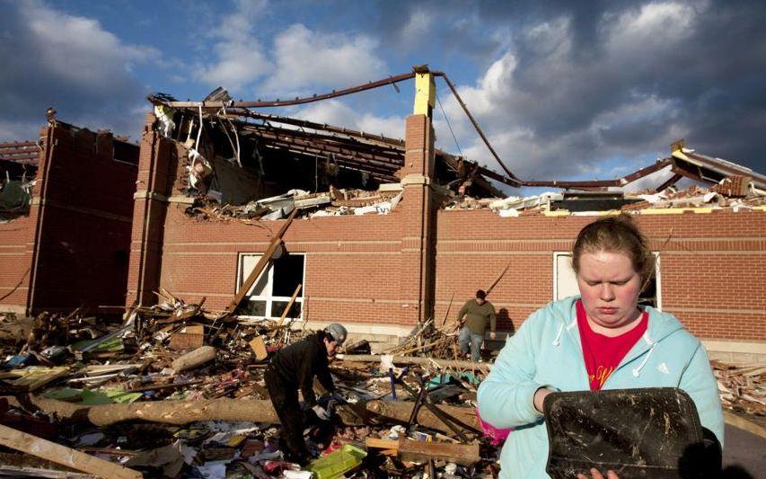 SUA, devastată de TORNADE. Un oraş a fost distrus în totalitate. 39 de oameni au murit 134817