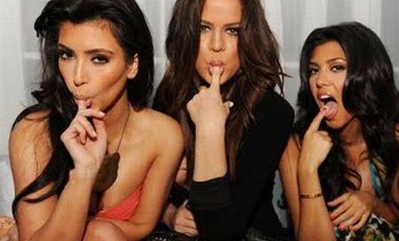 Surorile Kardashian, date în judecată. Vezi ce acuzaţii le sunt aduse 134824