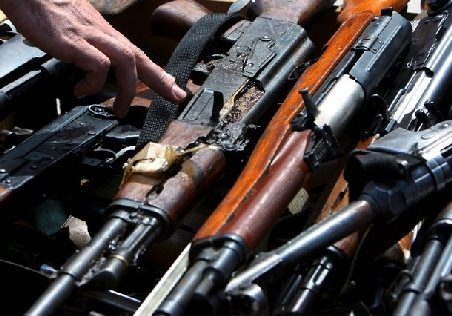 Transport ilegal de arme, descoperit în vama Albiţa: 110  pistoale şi carabine, 78.400 de cartuşe şi peste 1.000 de rezervoare de gaz