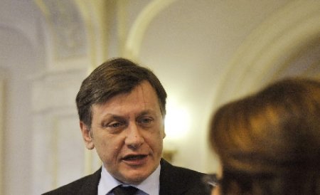 Antonescu: Conform Constituţiei, NU Băsescu măreşte sau nu salariile