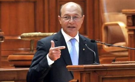 Discursul lui Băsescu din Parlament, întrerupt: „Demisia! Regele Mihai”. Reacţia: „Mergeţi la el şi chemaţi-l”