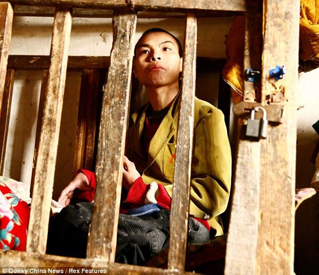 Drama unui destin, în imagini. Nu ştie să meargă sau să vorbească, pentru că a fost ţinut într-o cuşcă de lemn 21 de ani 135084