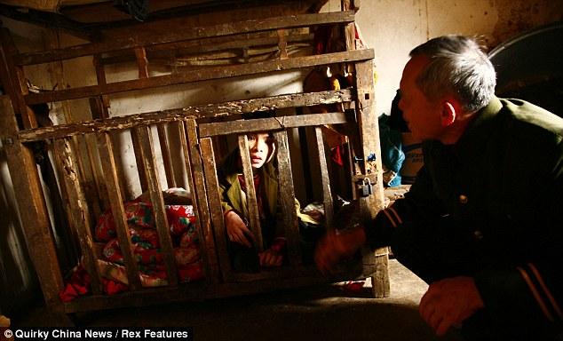 Drama unui destin, în imagini. Nu ştie să meargă sau să vorbească, pentru că a fost ţinut într-o cuşcă de lemn 21 de ani 135085