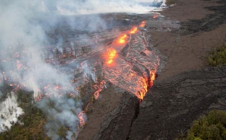 Hawai. Râuri de lavă incadescentă au acoperit kilometri întregi de teren şi au carbonizat pădurile