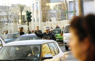 Şofer din Bacău, reţinut pentru 24 de ore după ce a încercat să mituiască un poliţist de la Rutieră