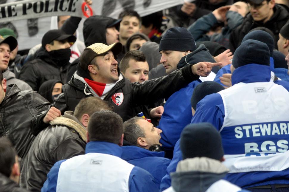 Suporterii agresaţi la meciul România - Uruguay vor face plângeri penale împotriva reprezentanţilor Jandarmeriei şi FRF 135350