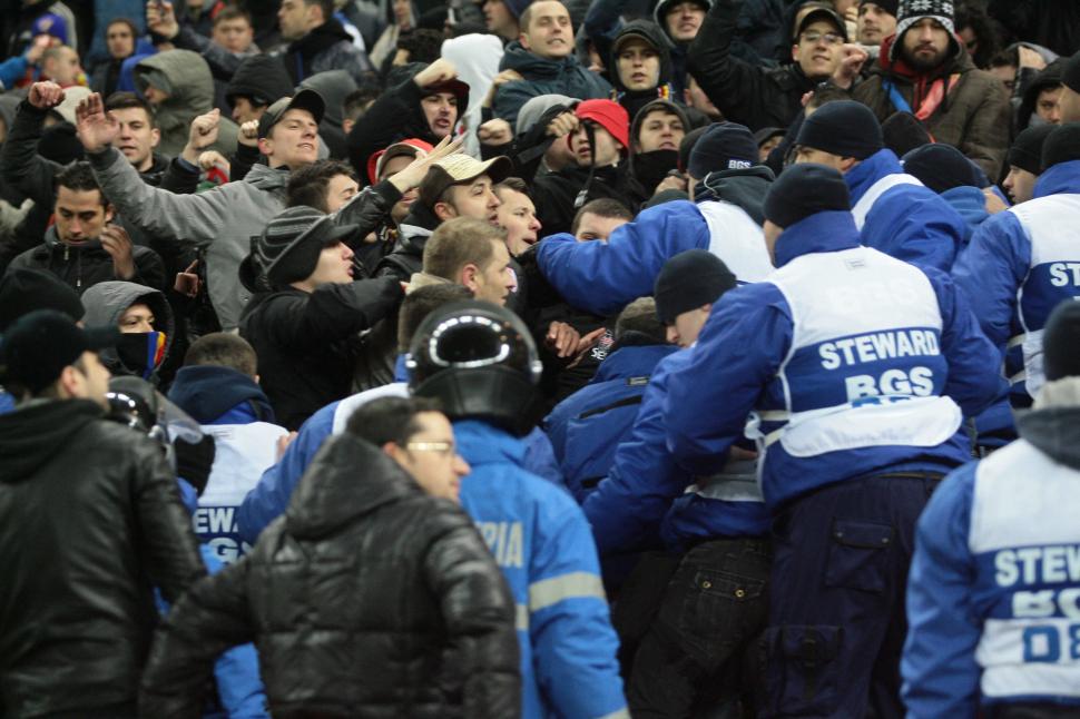 Suporterii agresaţi la meciul România - Uruguay vor face plângeri penale împotriva reprezentanţilor Jandarmeriei şi FRF 135351