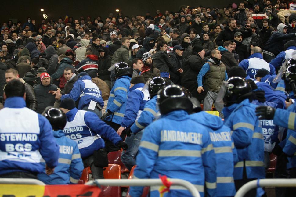 Suporterii agresaţi la meciul România - Uruguay vor face plângeri penale împotriva reprezentanţilor Jandarmeriei şi FRF 135352