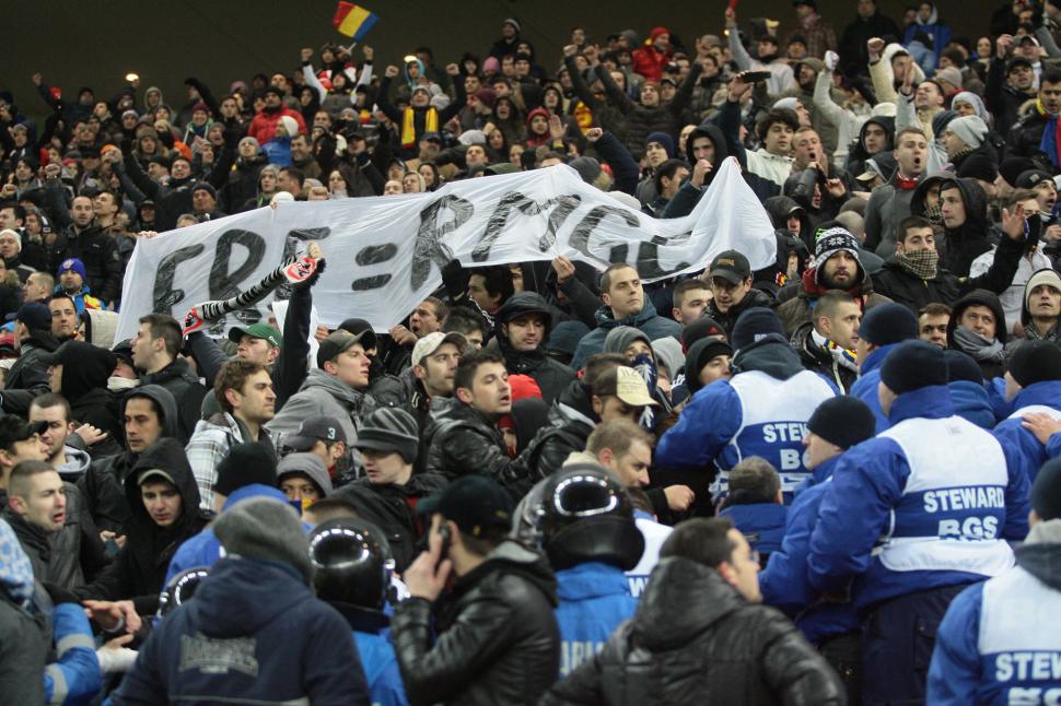 Suporterii agresaţi la meciul România - Uruguay vor face plângeri penale împotriva reprezentanţilor Jandarmeriei şi FRF 135354