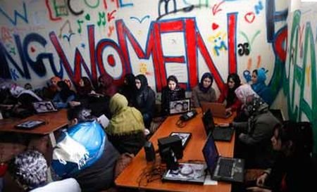 Internetul înseamnă LIBERTATE. S-a deschis primul internet-cafe pentru femeile din Afganistan