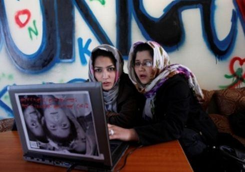 Internetul înseamnă LIBERTATE. S-a deschis primul internet-cafe pentru femeile din Afganistan 135462
