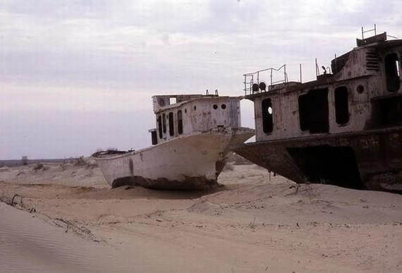 Pe unde înotau peştii, acum aleargă cămilele. Schimbarea climatică ce a transformat marea într-un deşert 135550