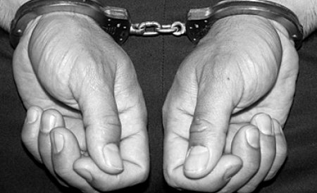De la priveghi la închisoare. 15 bărbaţi suspectaţi de furturi din case au fost reţinuţi de poliţişti