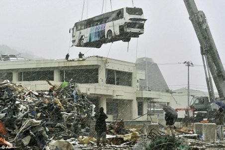 Japonia: Autobuz coborât de pe acoperiş la un an după devastatoarele valuri tsunami