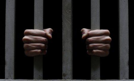 Un bărbat din Rădăuţi a fost arestat preventiv după ce a bătut, violat şi tâlhărit o fată de 19 ani