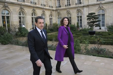 Unul dintre fiii lui Nicolas Sarkozy se distrează aruncând cu roşii în poliţiştii de la Palatul Elysee