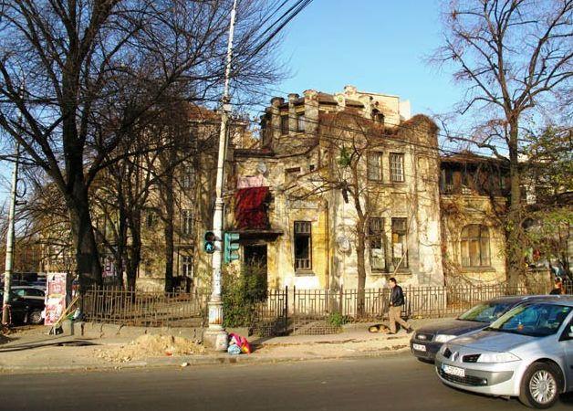 Bucureştiul, un oraş al fantomelor. Indiferenţa a transformat o bijuterie arhitecturală într-o epavă 135958