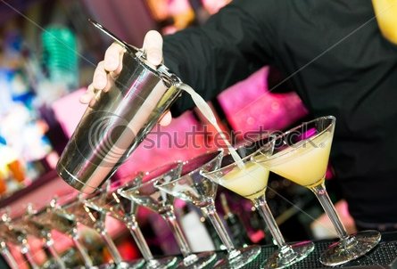 Cocktailuri delicioase şi jonglerii spectaculoase la competiţia barmanilor din Constanţa