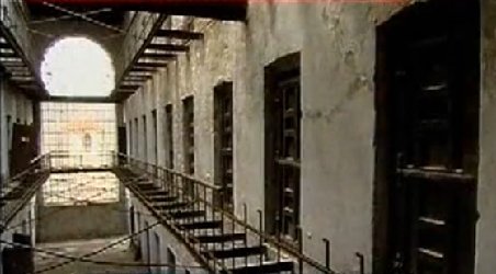 Dată uitării, închisoarea Doftana se năruie văzând cu ochii. Acoperişul clădirii s-a prăbuşit sub greutatea zăpezii