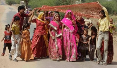 De necrezut! Mamele indiene îşi mărită fiicele doar pentru a le salva de la prostituţie