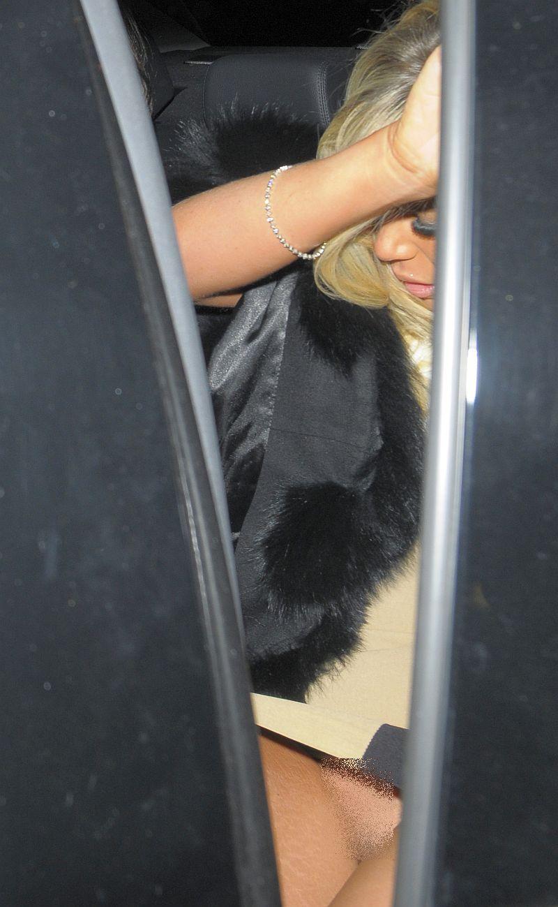 Diva din Marea Britanie, care şi-a arătat &quot;pădurişul&quot; de sub rochie. Imaginea din cauza căreia ar trebui să renunţe la viaţa publică 135829