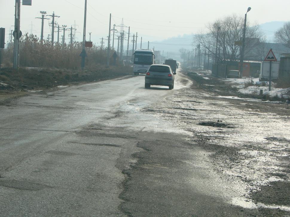 DN28, calvarul şoferilor, în lumina indiferenţei autorităţilor. Banii de pe rovignetă asigură &quot;calitatea&quot; drumurilor 135948