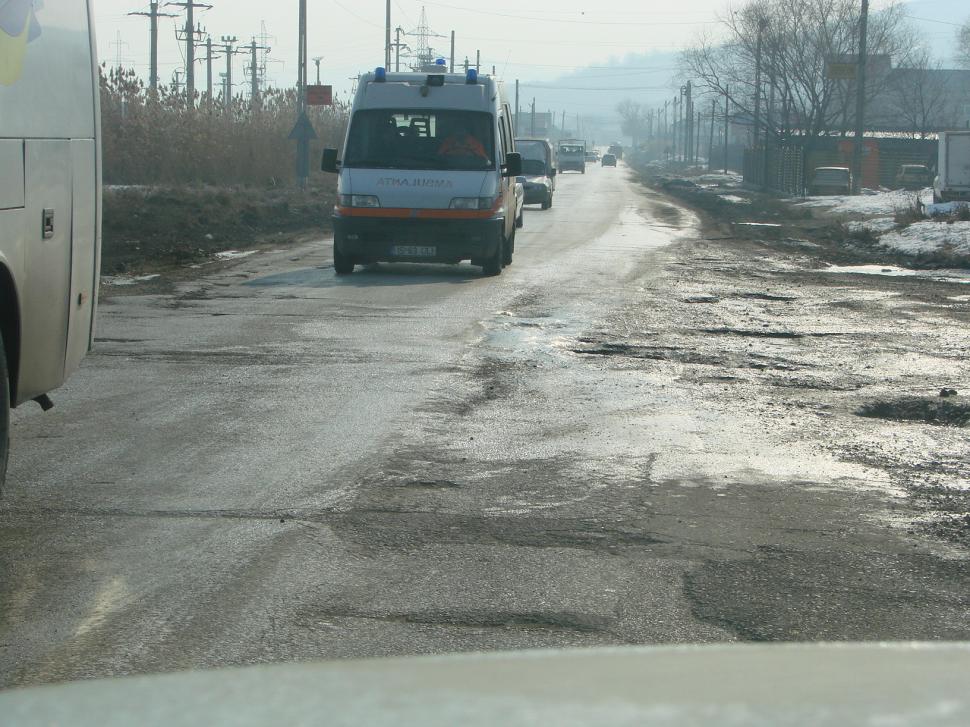 DN28, calvarul şoferilor, în lumina indiferenţei autorităţilor. Banii de pe rovignetă asigură &quot;calitatea&quot; drumurilor 135949