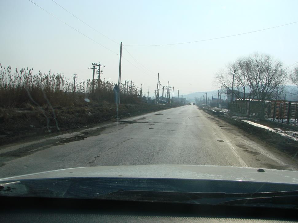 DN28, calvarul şoferilor, în lumina indiferenţei autorităţilor. Banii de pe rovignetă asigură &quot;calitatea&quot; drumurilor 135950