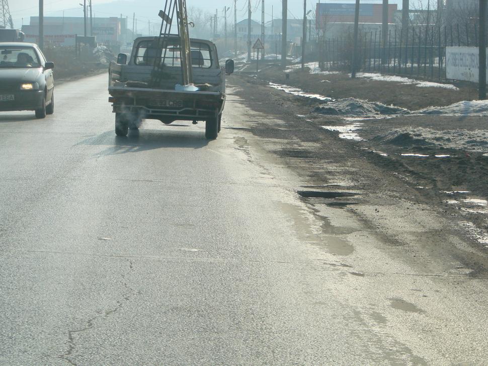 DN28, calvarul şoferilor, în lumina indiferenţei autorităţilor. Banii de pe rovignetă asigură &quot;calitatea&quot; drumurilor 135952