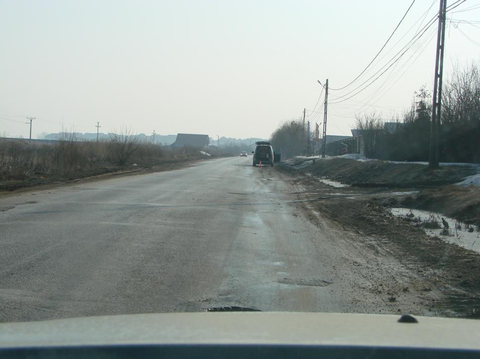 DN28, calvarul şoferilor, în lumina indiferenţei autorităţilor. Banii de pe rovignetă asigură &quot;calitatea&quot; drumurilor 135953