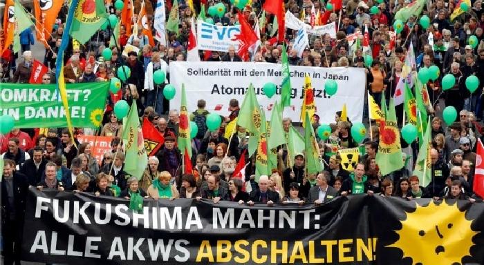 La un an de la dezastrul din Japonia, zeci de mii de oameni din întreaga lume cer închiderea imediată a centralelor nucleare 135861