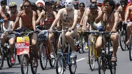 Sute de biciclişti din Peru au protestat DEZBRĂCAŢI faţă de condiţiile din trafic