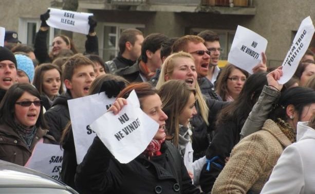 Sute de studenţi de la UMF Târgu Mureş au protestat faţă de propunerea UDMR: &quot;Nu vrem să devenim troc politic!&quot;