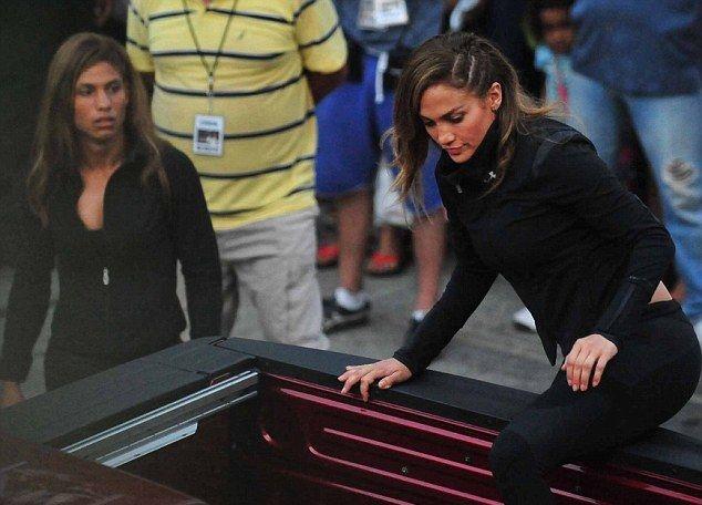 MINCIUNA uriaşă pentru care cea mai frumoasă femeie va plăti scump. Ce vezi pe ecranulul televizorului nu e real 136376