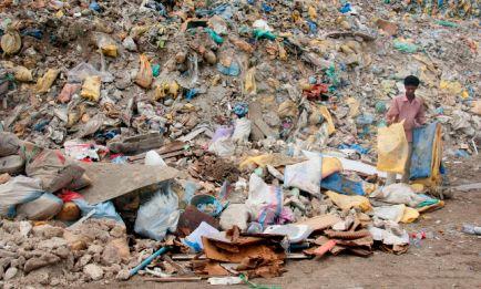 Paradisul înghiţit de gunoaie. Locuitorii din Maldive sunt sufocaţi de deşeuri 136280