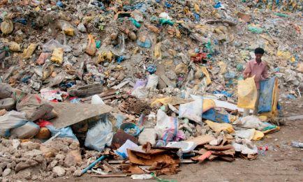 Paradisul înghiţit de gunoaie. Locuitorii din Maldive sunt sufocaţi de deşeuri